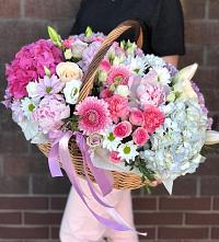Композиция солнечный день в Садовом Ставропольского края Цветочная композиция из Розы, Хризантемы, Пионы и Лизиантусы в корзине в Садовом Ставропольского края